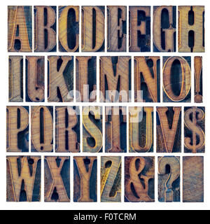 Alphabet in modernen Buchdruck Holzart Druckstöcken, eine Collage aus 26 isolierten Buchstaben, Fragezeichen, Ausrufezeichen, bin Stockfoto