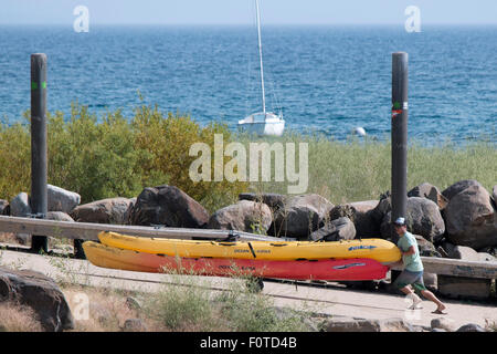 Lake Tahoe, CA, USA. 20. August 2015. Ein Mann schiebt Kajaks bis eine Bootsrampe, die ist jetzt über 20 Fuß vom Seewasser am Lake Tahoe als der historischen California Dürre in nach wie vor ist es viertes Jahr. Gouverneur Jerry Brown erklärt ein "State of Emergency" Anfang dieses Jahres und schweren Wassers Nutzungsbeschränkungen Credit in Kraft gesetzt: Jonathan Alcorn/ZUMA Draht/Alamy Live News Stockfoto