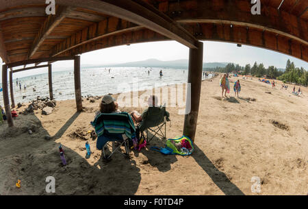 Lake Tahoe, CA, USA. 20. August 2015. Menschen sitzen unter einem Dock, der wäre normalerweise unter Wasser, aber ist während der anhaltenden Dürre für historische California zugänglich auf Grund stark niedrigen Wasserständen am Lake Tahoe. Gouverneur Jerry Brown erklärt ein "State of Emergency" Anfang dieses Jahres und schweren Wassers Nutzungsbeschränkungen erlassen. Bildnachweis: Jonathan Alcorn/ZUMA Draht/Alamy Live-Nachrichten Stockfoto