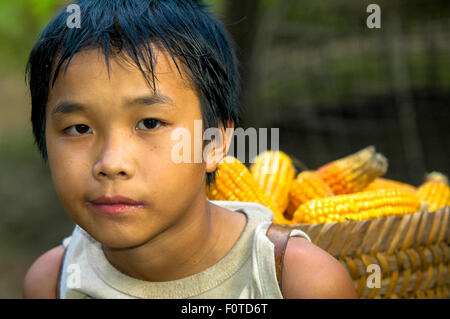 Porträt von Hmong junge neben Fluss Mekong in laos Stockfoto