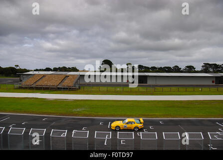 Sportwagen, vorbei am Strecke von Phillip Island Circuit. Victoria, Australien. Stockfoto