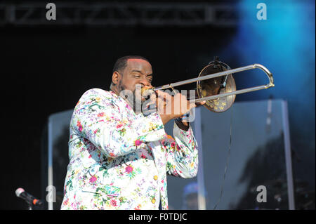 Philadelphia, Pennsylvania, USA. 20. August 2015. US-amerikanischer Jazz-Posaunist, JEFF BRADSHAW, erklingt in der Dell Music Center 'Essence Of Entertainment' 2015 Sommer-Konzertreihe Credit: Ricky Fitchett/ZUMA Draht/Alamy Live News Stockfoto