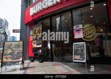 Tokio, Japan. 21. August 2015. Der neue schwarze Burger Burger King auf Werbung außerhalb des Shinjuku-Store am 21. August 2015, Tokio, Japan. Die Kette zwei neue schwarze Burger verwenden Bambus Holzkohle-infundiert Brötchen und Käse, schwarze gehasht Sauce (eine Mischung aus Rotwein, Tintenfisch, Zwiebeln, Tomaten und Knoblauch) und Scheiben von gegrillten Auberginen. Burger King startete im Juli zwei rote Burger in einem anderen Japan nur farbige Burger Förderung. Die zwei neuen schwarzen Burger sind die Kuro Shogun kostet 690 JPY (5,59 USD) und die Kuro Taisho kostet 590 JPY (4,78 USD). Bildnachweis: Aflo Co. Ltd./Alamy Liv Stockfoto