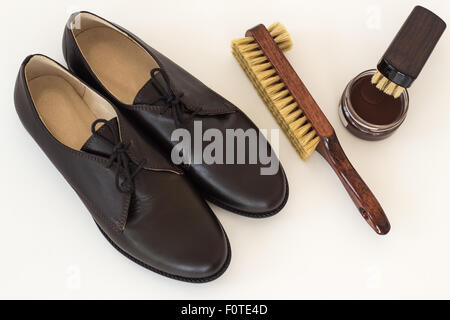 Isolierte braune Schuhe und Mittel auf Pflege Schuhe - Schuhcreme und Bürste Stockfoto