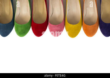 Reihe von farbigen Lederschuhe auf weißem Hintergrund Stockfoto