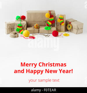 Vintage handgemachte Geschenke Boxen mit kleinen gestrickte Weihnachtsdekoration isoliert auf weißem Hintergrund. Selektiven Fokus. Stockfoto