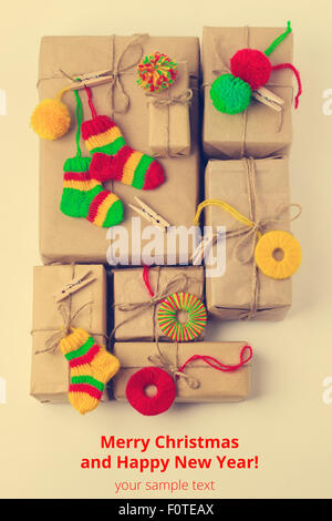 Vintage handgemachte Geschenke Boxen mit kleinen gestrickte Weihnachtsdekoration isoliert auf weißem Hintergrund. Selektiven Fokus. Stockfoto