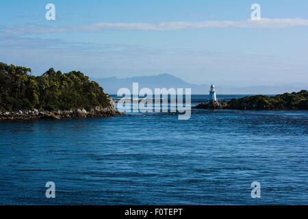 Leuchtturm am Eingang Island, Hells Gate, Macquarie Hafen, Tasmanien, Australien Stockfoto