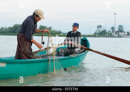 Fischer ziehen im Netz zu fangen, am Fluss, Sfinthu Gheorghe, Delta Verwilderung Donauraum, Rumänien Stockfoto