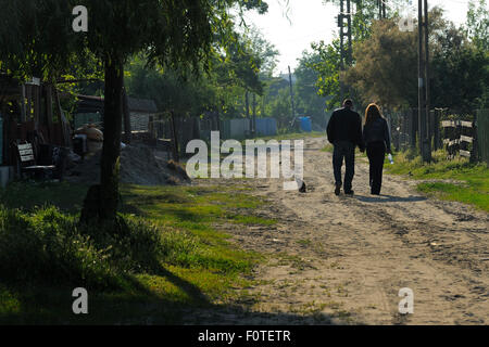 Paar hinunter Feldweg in Sfinthu Gheorghe, Delta Verwilderung Donauraum, Rumänien, Juni 2012 Stockfoto