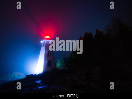 Große Badewanne Leuchtturm in Tobermory Ontario in einer nebligen Nacht. Stockfoto