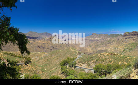 Im Landesinneren Gran Canaria, Caldera de Tejeda vom Berg aus gesehen pass Cruz de Tejeda, Roque Bentayga Zentrum, den Teide auf Teneriffa Stockfoto