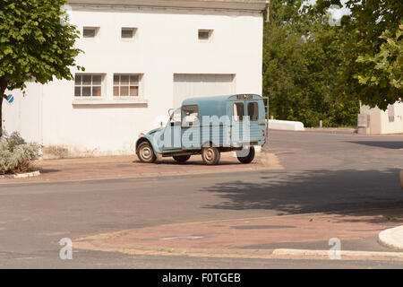 Citroën 2CV Modell van geparkt in Saint Thomas de Conac, Region Charente-Maritime, Frankreich Stockfoto