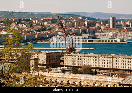 Triest, Italien - Hafen, Panoramablick, Hafenanlagen, historischen Kran und Fährhafen Stockfoto