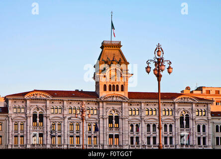 Triest, Italien - Einheit von Italien Platz, Rathaus bei Sonnenuntergang mit Turm, Uhr und Quartal Glocke Stockfoto