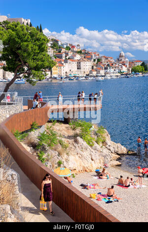 Aussichtspunkt in der Stadt Sibenik in Strandnähe. Stockfoto