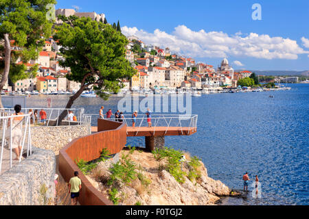 Aussichtspunkt in der Stadt Sibenik in der Nähe von öffentlichen Strand. Stockfoto