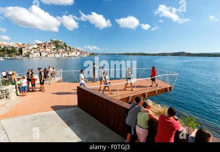 Aussichtspunkt in der Stadt Sibenik in der Nähe von öffentlichen Strand. Stockfoto