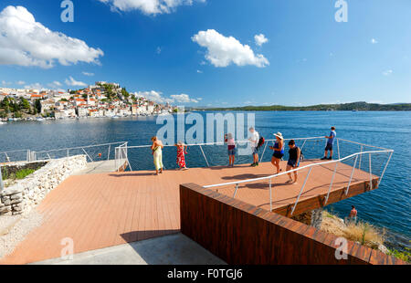 Aussichtspunkt in der Stadt Sibenik in der Nähe von öffentlichen Strand. Stockfoto