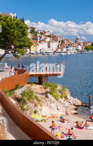 Aussichtspunkt in der Stadt Sibenik in der Nähe von öffentlichen Strand. Stockfoto