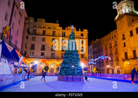 Winterzeit-Skaten, Plaza de Ayuntamiento, Rathausplatz, alte Stadt, Alicante, Spanien Stockfoto