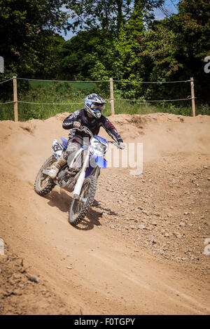 Motocross-Motorradfahrer auf einer staubigen Strecke an einem Sommertag in Calverstown, County Kildare, Irland. Stockfoto