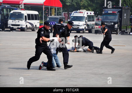 Liaocheng, Shandong, CHN. 21. August 2015. Liaocheng, CHINA - 21. August 2015: (Nur zur redaktionellen Verwendung. CHINA OUT) 300 Polizisten aus dem SWAT-Team im International Exhibition Center für Sicherheit Bohrer am 70. Jahrestag des Sieges der Krieg des Widerstands gegen Japan zu sammeln, und Show 7 Fähigkeiten einschließlich spezielle Taktiken, Notfall Knüppel, unbewaffneten Angriff und Wehrtechnik, antiriot Bildung, anti-terroristischen Gewalt Entsorgung, umfassende Kompetenz von Swat, gepulst Wasserwerfer auf der Dummy-Injektion. Ihre Fähigkeit im Umgang mit Unfällen wird verbessert. Bildnachweis: SIPA Asien/ZUMA Draht/Alamy Live-Nachrichten Stockfoto