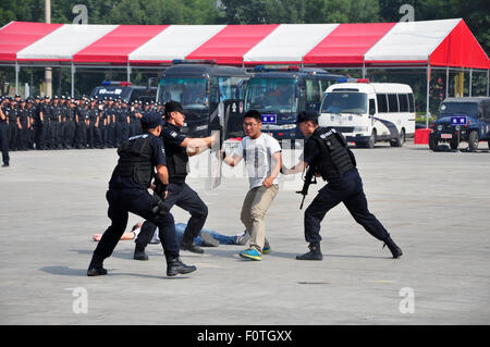 Liaocheng, Shandong, CHN. 21. August 2015. Liaocheng, CHINA - 21. August 2015: (Nur zur redaktionellen Verwendung. CHINA OUT) 300 Polizisten aus dem SWAT-Team im International Exhibition Center für Sicherheit Bohrer am 70. Jahrestag des Sieges der Krieg des Widerstands gegen Japan zu sammeln, und Show 7 Fähigkeiten einschließlich spezielle Taktiken, Notfall Knüppel, unbewaffneten Angriff und Wehrtechnik, antiriot Bildung, anti-terroristischen Gewalt Entsorgung, umfassende Kompetenz von Swat, gepulst Wasserwerfer auf der Dummy-Injektion. Ihre Fähigkeit im Umgang mit Unfällen wird verbessert. Bildnachweis: SIPA Asien/ZUMA Draht/Alamy Live-Nachrichten Stockfoto