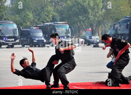 Liaocheng, Shandong, CHN. 21. August 2015. Liaocheng, CHINA - 21. August 2015: (Nur zur redaktionellen Verwendung. CHINA OUT) 300 Polizisten aus dem SWAT-Team im International Exhibition Center für Sicherheit Bohrer am 70. Jahrestag des Sieges der Krieg des Widerstands gegen Japan zu sammeln, und Show 7 Fähigkeiten einschließlich spezielle Taktiken, Notfall Knüppel, unbewaffneten Angriff und Wehrtechnik, antiriot Bildung, anti-terroristischen Gewalt Entsorgung, umfassende Kompetenz von Swat, gepulst Wasserwerfer auf der Dummy-Injektion. Ihre Fähigkeit im Umgang mit Unfällen wird verbessert. Bildnachweis: SIPA Asien/ZUMA Draht/Alamy Live-Nachrichten Stockfoto