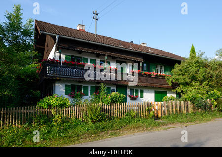 Haus Hollerhaus in Irschenhausen, Bauernhaus, Film-Set der Serie Bulle von Tölz, Pension Berghammer, Bayern, Oberbayern Stockfoto