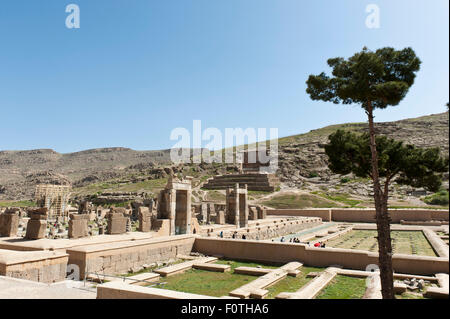 Blick auf die Halle der hundert Säulen und die Schatzkammer, das Grab von Artaxerxes II., Antike persische Stadt Persepolis Stockfoto