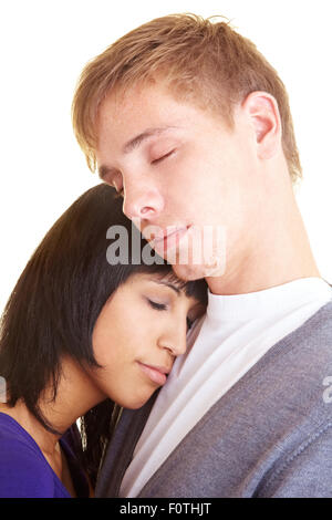 Junge Frau stützte sich auf die Schulter ihres Freundes Stockfoto