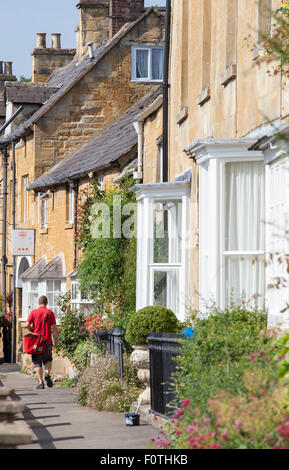 Postbote in Cotswold Dorf Blockley, Gloucestershire, England, Großbritannien Stockfoto