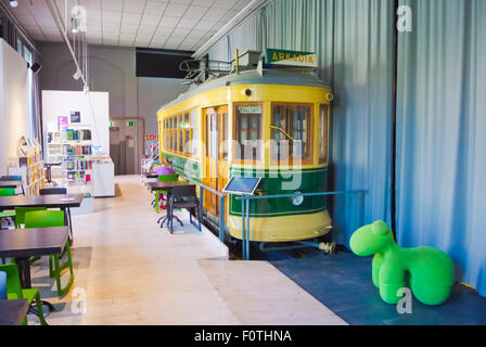 Bibliothek, innen Korjaamo, Kulturzentrum im ehemaligen Straßenbahndepot, Töölö, Helsinki, Finnland, Europa Stockfoto