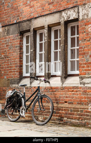 Retro-Fahrrad an eine alte Mauer gelehnt Stockfoto