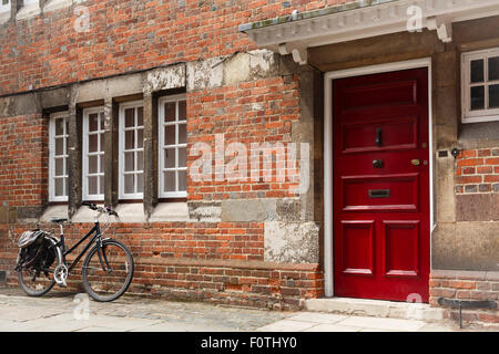 Retro-Fahrrad an die Wand eines historischen Altbaus gelehnt Stockfoto