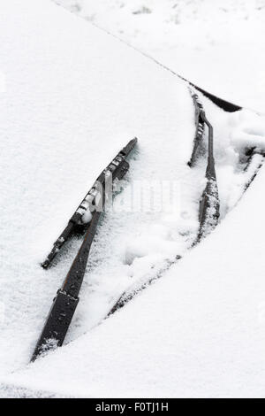 Auto Windschutzscheibe und Scheibenwischer mit Schnee bedeckt Stockfoto