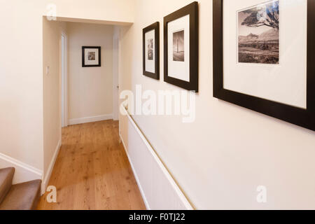 Holzboden und neutralen Wänden in einer modernen Wohnung Stockfoto