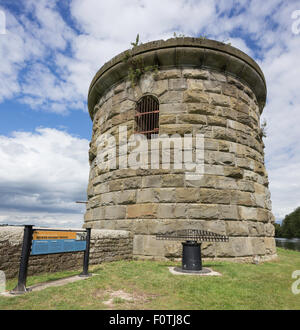 Dieser Turm ist alles, was der Severn-Eisenbahnbrücke, wo er die Schärfe-Kanal, Gloucestershire, England, UK kreuzte Stockfoto