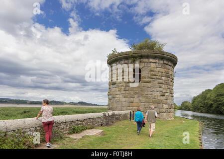 Dieser Turm ist alles, was der Severn-Eisenbahnbrücke, wo er die Schärfe-Kanal, Gloucestershire, England, UK kreuzte Stockfoto