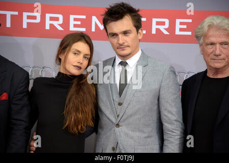 Berlin, Deutschland. 19. August 2015. Hannah Ware, Rupert Friend und Juergen Prochnow besuchen die "Hitman: Agent 47' Weltpremiere im Cinestar Sony Center am 19. August 2015 in Berlin, Deutschland. / Picture Alliance © Dpa/Alamy Live-Nachrichten Stockfoto
