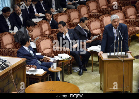 Tokio, Japan. 21. August 2015. Japans Verteidigungsminister Gen Nakatani, stehend, beantwortet Fragen von Abgeordneten der Opposition wie Beratungen über die Sicherheits-Rechnungen auf dem Sonderausschuss des Oberhauses in Tokio Freitag, 21. August 2015 weiter. Bildnachweis: Natsuki Sakai/AFLO/Alamy Live-Nachrichten Stockfoto