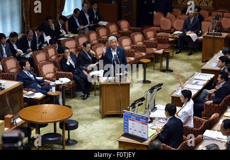 Tokio, Japan. 21. August 2015. Japans Verteidigungsminister Gen Nakatani, stehend, beantwortet Fragen von Abgeordneten der Opposition wie Beratungen über die Sicherheits-Rechnungen auf dem Sonderausschuss des Oberhauses in Tokio Freitag, 21. August 2015 weiter. Bildnachweis: Natsuki Sakai/AFLO/Alamy Live-Nachrichten Stockfoto