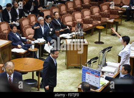 Tokio, Japan. 21. August 2015. Renho (Namen), stehend auf der rechten Seite, eine Opposition Gesetzgeber von der Demokratischen Partei Japans, stellt Fragen, wie Beratungen über die Sicherheits-Rechnungen auf dem Sonderausschuss des Oberhauses in Tokio Freitag, 21. August 2015 weiter. Bildnachweis: Natsuki Sakai/AFLO/Alamy Live-Nachrichten Stockfoto