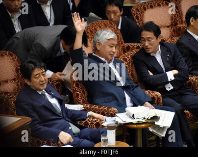 Tokio, Japan. 21. August 2015. Japans Verteidigungsminister Gen Nakatani, Center, Antworten Fragen von Abgeordneten der Opposition wie Beratungen über die Sicherheits-Rechnungen auf dem Sonderausschuss des Oberhauses in Tokio Freitag, 21. August 2015 weiter. Bildnachweis: Natsuki Sakai/AFLO/Alamy Live-Nachrichten Stockfoto