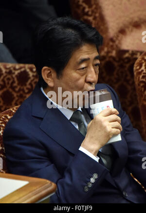 Tokio, Japan. 21. August 2015. Japans Ministerpräsident Shinzo Abe Getränke aus seinen eigenen Container als Beratungen über die sicherheitsrelevanten Rechnungen weiter Freitag, 21. August 2015 auf dem Sonderausschuss des Oberhauses in Tokio. Bildnachweis: Natsuki Sakai/AFLO/Alamy Live-Nachrichten Stockfoto