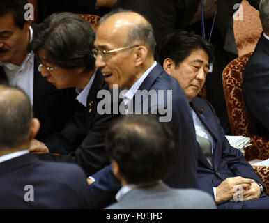 Tokio, Japan. 21. August 2015. Japans Ministerpräsident Shinzo Abe spielt eine Looker als Gruppe der Opposition, die Gesetzgeber mit dem Vorsitzenden des Oberhauses argumentieren, den Sonderausschuss als Beratungen über die Sicherheits-Rechnungen in Tokio auf Freitag, 21. August 2015 fortgesetzt wird. Bildnachweis: Natsuki Sakai/AFLO/Alamy Live-Nachrichten Stockfoto