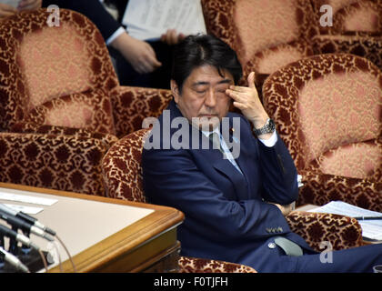 Tokio, Japan. 21. August 2015. Japans Ministerpräsident Shinzo Abe überlegt wie Beratungen über die Sicherheits-Rechnungen auf dem Sonderausschuss des Oberhauses in Tokio Freitag, 21. August 2015 weiter. Bildnachweis: Natsuki Sakai/AFLO/Alamy Live-Nachrichten Stockfoto