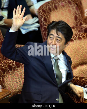 Tokio, Japan. 21. August 2015. Japans Ministerpräsident Shinzo Abe beantwortet Fragen von Opposition Gesetzgeber als Beratungen über die sicherheitsrelevanten Rechnungen weiter Freitag, 21. August 2015 auf dem Sonderausschuss des Oberhauses in Tokio. Bildnachweis: Natsuki Sakai/AFLO/Alamy Live-Nachrichten Stockfoto