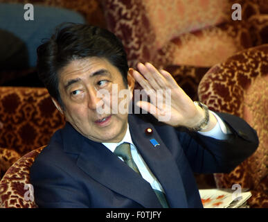 Tokio, Japan. 21. August 2015. Japans Ministerpräsident Shinzo Abe beantwortet Fragen von Opposition Gesetzgeber als Beratungen über die sicherheitsrelevanten Rechnungen weiter Freitag, 21. August 2015 auf dem Sonderausschuss des Oberhauses in Tokio. Bildnachweis: Natsuki Sakai/AFLO/Alamy Live-Nachrichten Stockfoto